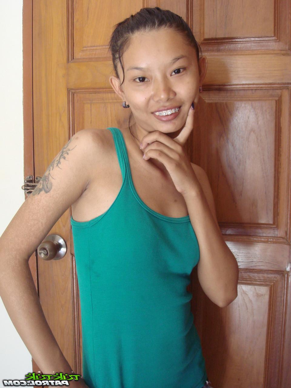 15P Dünnes thailändisches Mädchen zieht sich bei ihrer Nacktmodel-Premiere aus