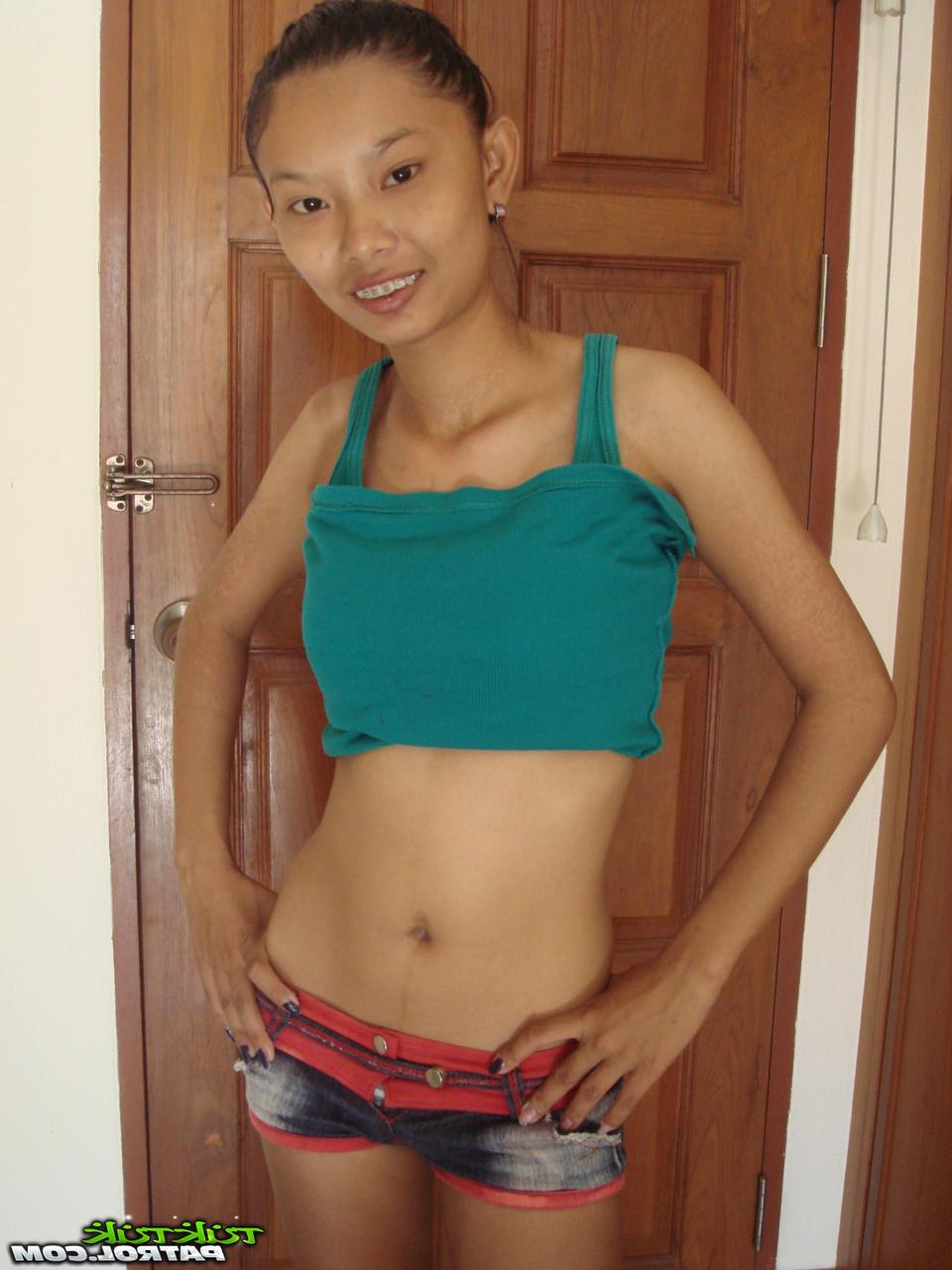 15P Dünnes thailändisches Mädchen zieht sich bei ihrer Nacktmodel-Premiere aus