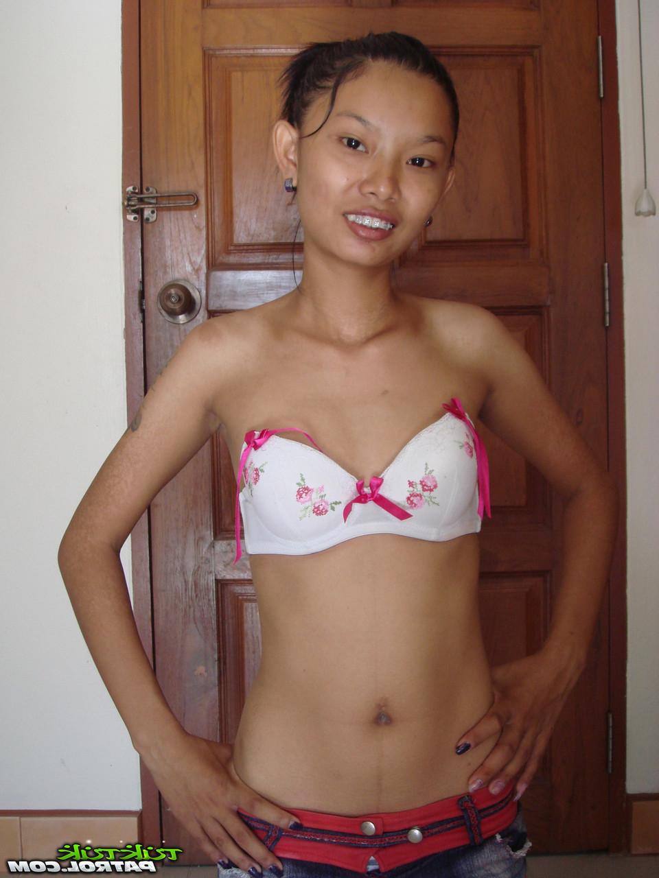15P Dünnes thailändisches Mädchen zieht sich bei ihrer Nacktmodel-Premiere aus
