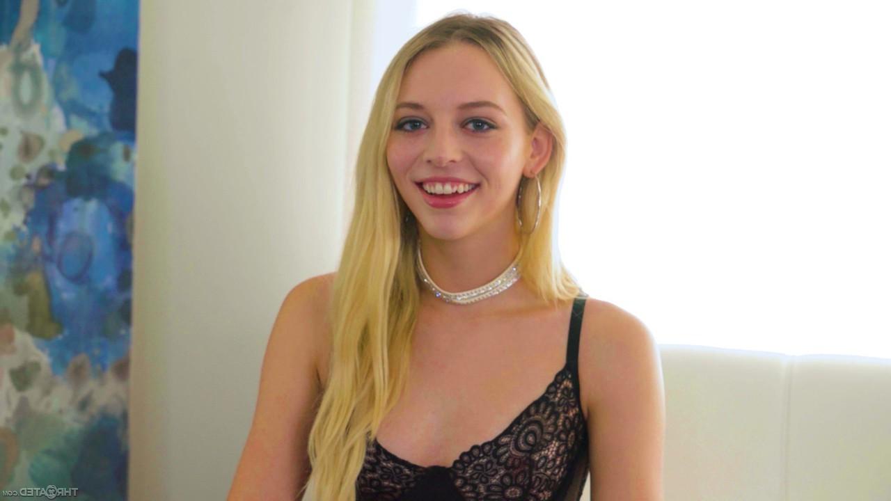 20P Adolescente loira com meias arrastão Lily Larimar fica com o rosto fodido por um grande galo