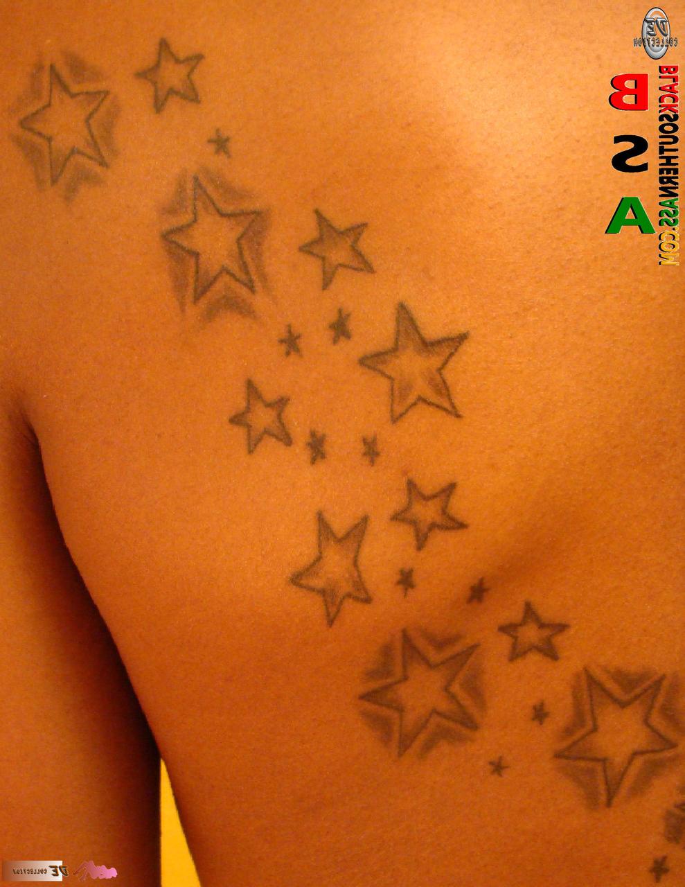 15P Gata negra sexy mostra seu grande saque e suas lindas tatuagens