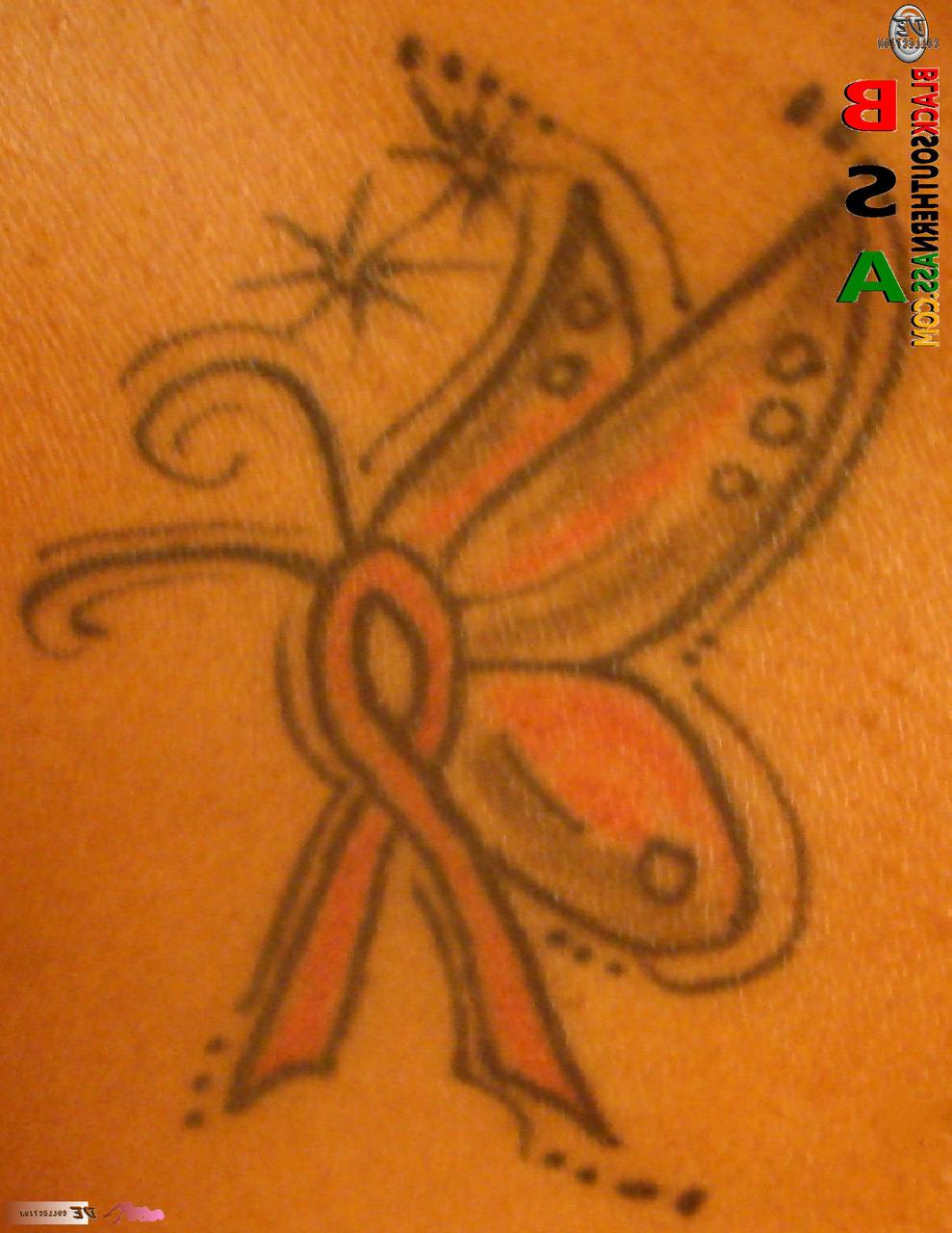 15P Gata negra sexy mostra seu grande saque e suas lindas tatuagens
