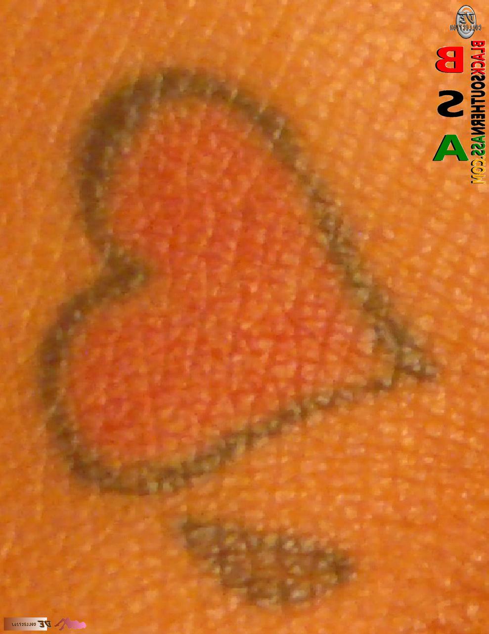 15P Gata negra sexy mostra seu grande saque e suas lindas tatuagens