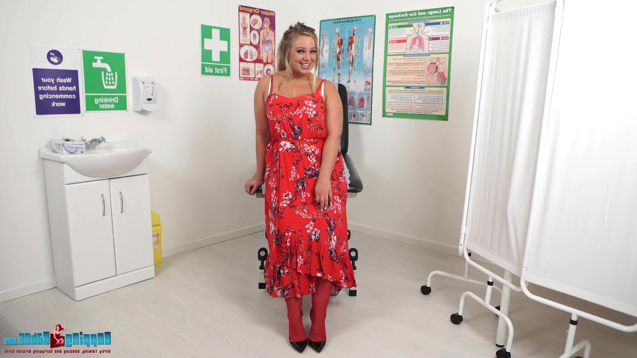 16P Die übergewichtige Blondine Beth Bennett zieht sich in einem Strapsgürtel und Nylons aus