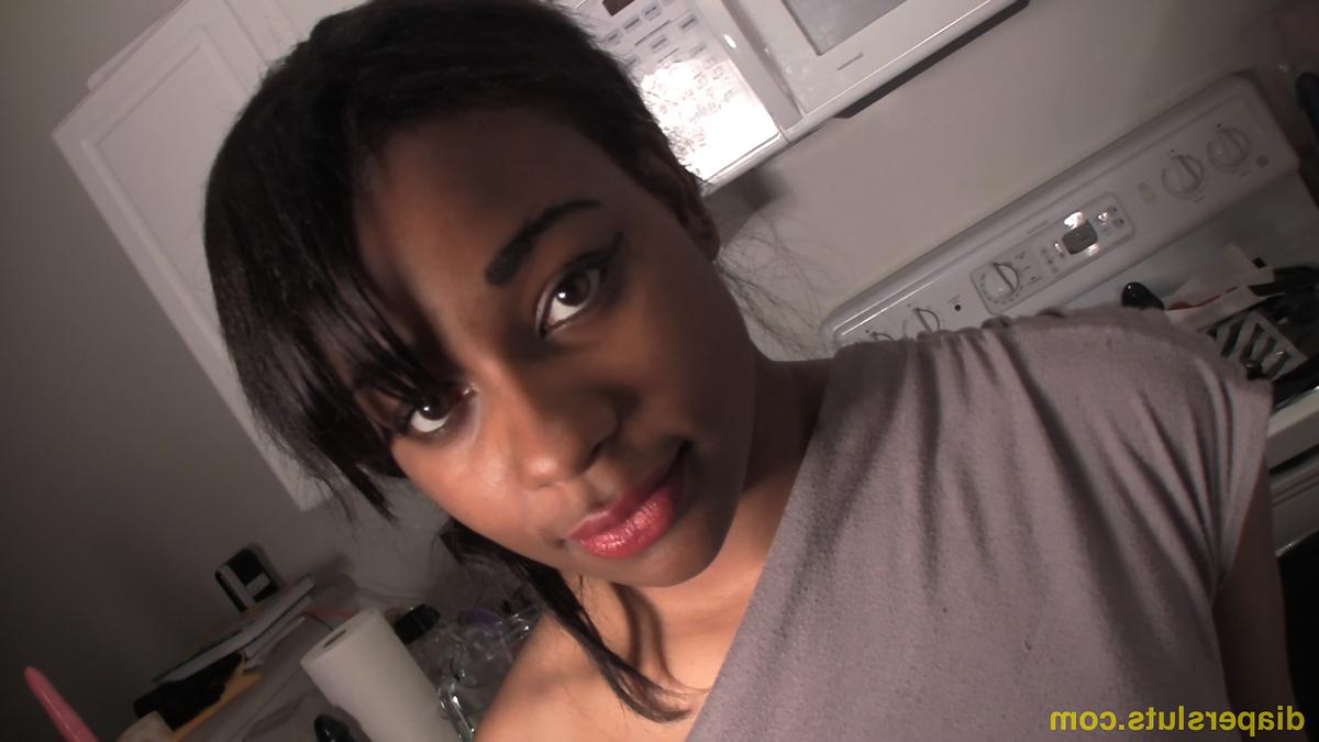 16P Barbie, une jeune fille noire de 18 ans, est étranglée par une lesbienne alors qu'elle est menottée