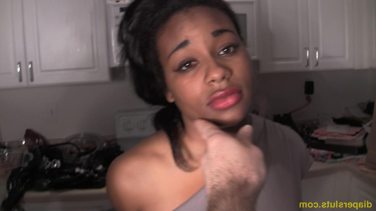 16P Barbie, une jeune fille noire de 18 ans, est étranglée par une lesbienne alors qu'elle est menottée