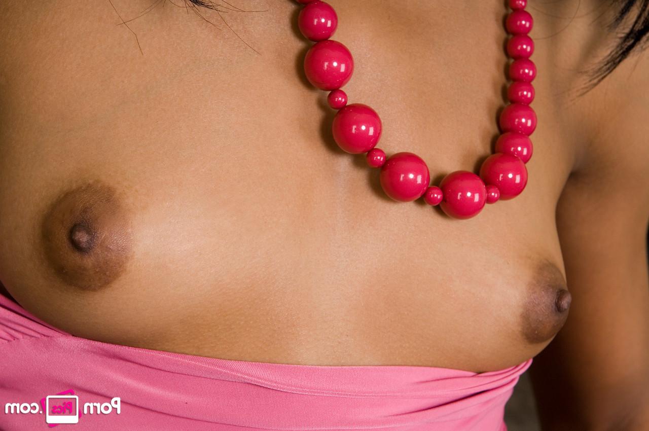20P A pequena gata de ébano Misty Stone faz topless e posa com sua calcinha sexy