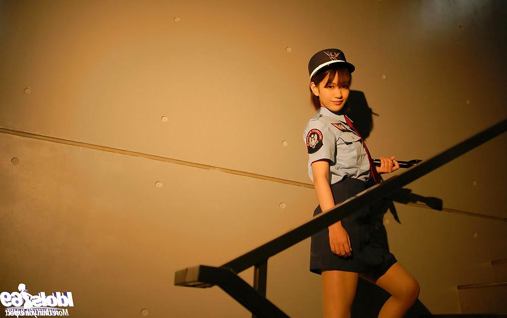 12P Petite fille asiatique en uniforme découvrant lentement ses courbes baisables