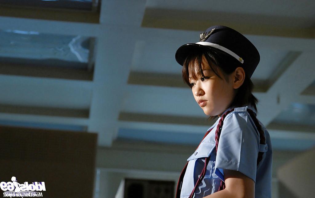 12P Petite fille asiatique en uniforme découvrant lentement ses courbes baisables