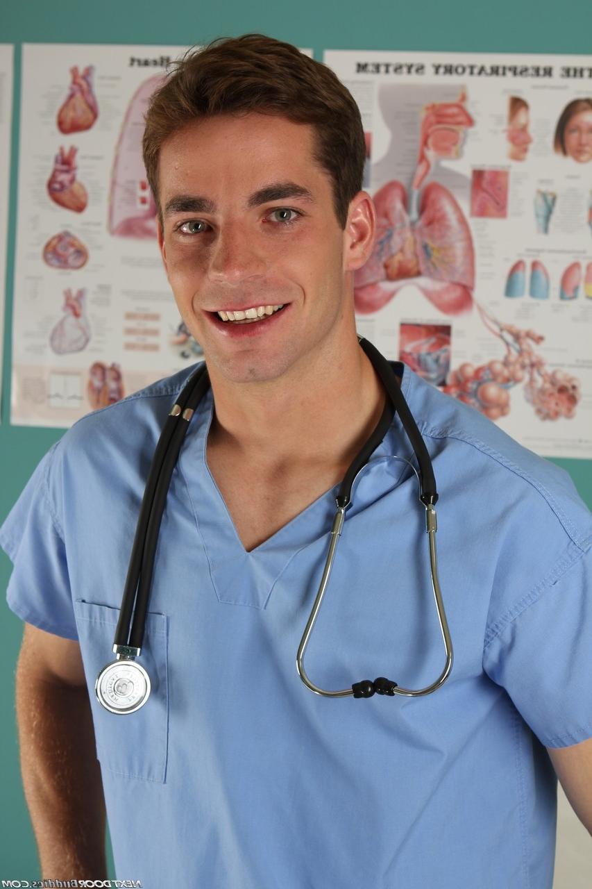 20P O médico gay Bradley Hudson e seu paciente bonitão chupam o pau grande um do outro
