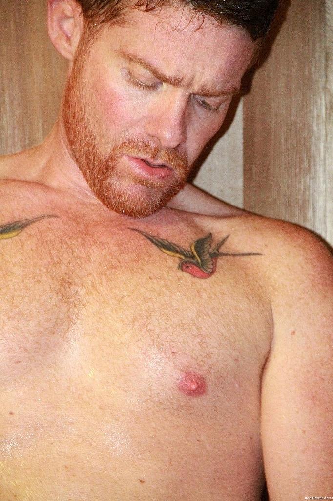 20P O americano gay ruivo Beau Ridges massageia seu pau e toca seu cu