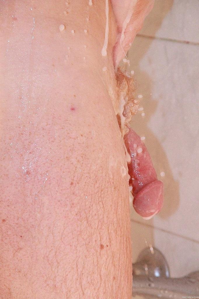 20P O americano gay ruivo Beau Ridges massageia seu pau e toca seu cu