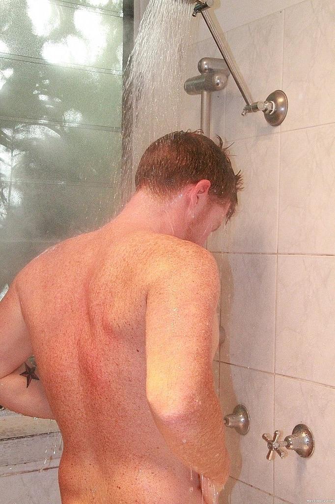20P O americano gay ruivo Beau Ridges massageia seu pau e toca seu cu