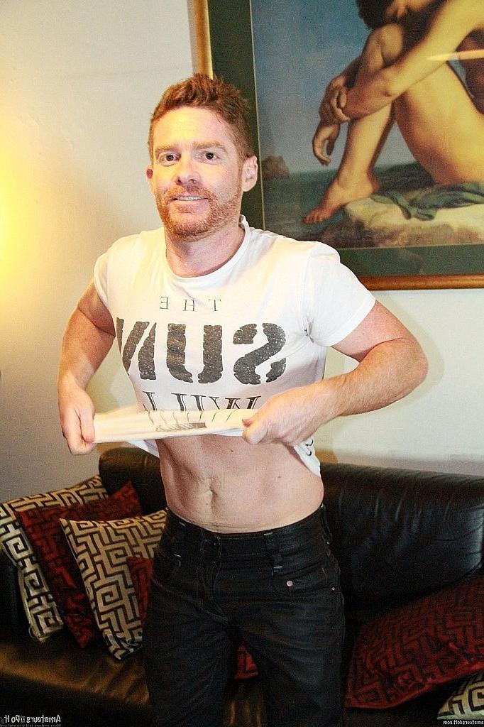 20P O americano gay ruivo Beau Ridges massageia seu pau e toca seu cu