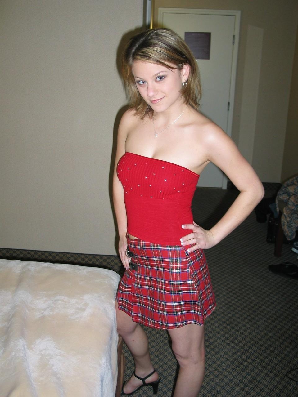 20P La hermosa joven amateur Alex Devine se baja la blusa y muestra sus jugosas tetas