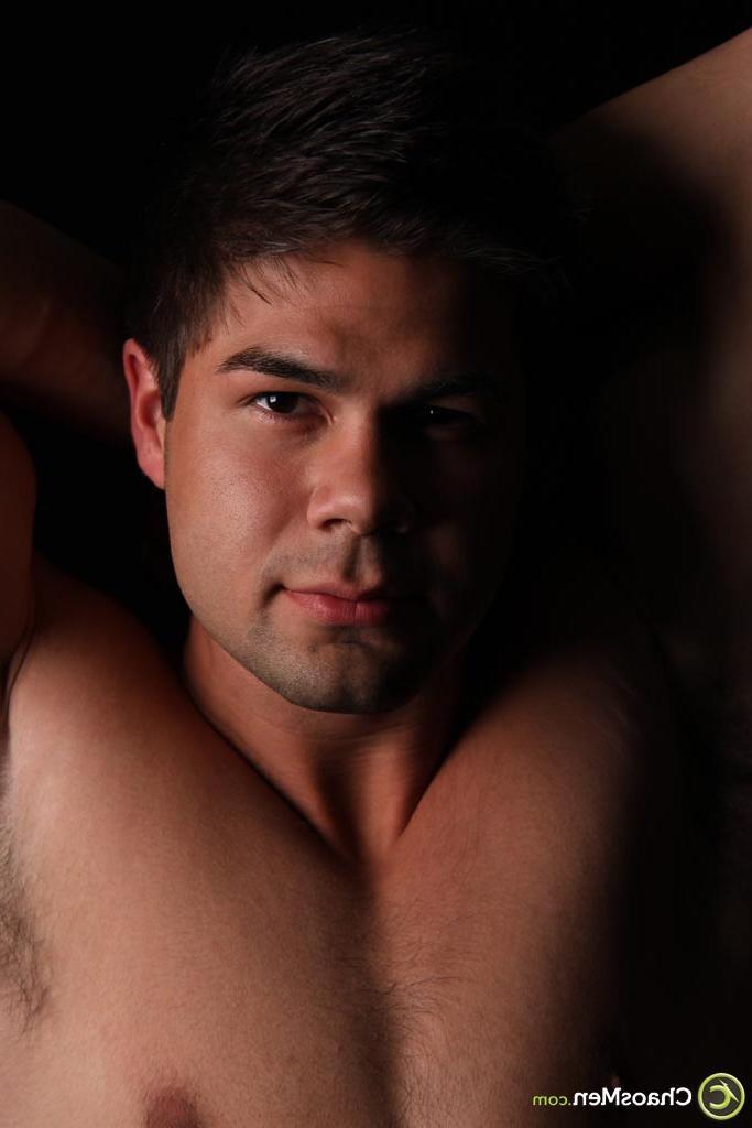 20P O garoto latino gay Cruz mostra seu corpo magro, pau duro e bunda gostosa