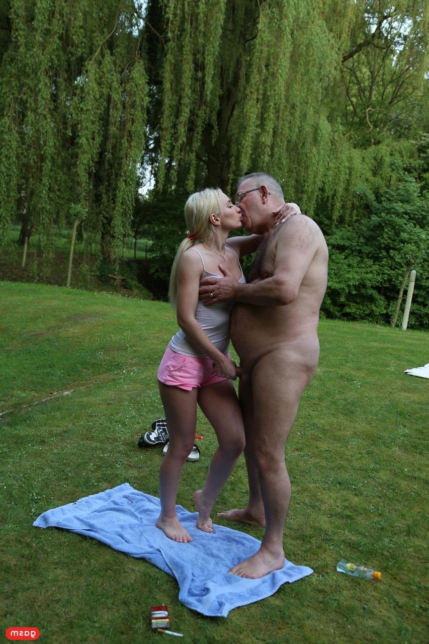 15P La blonde salope Angela Vidal baise un senior après lui avoir sucé la bite en extérieur