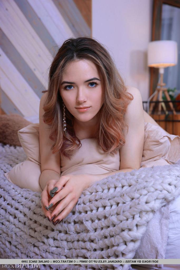 18P La douce jeune Sofi Roko enlève son ensemble soutien-gorge et culotte pour poser nue.