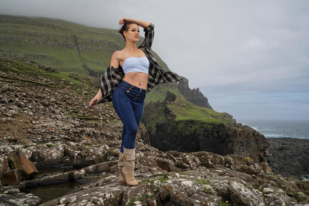 20P La linda Lexa muestra su culo perfecto y su chocho caliente con una vista increíble
