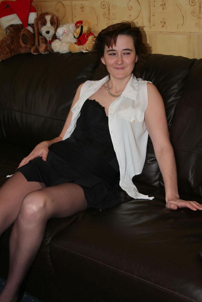 20P Die reife Freundin Donna B reitet auf einer Couch den Schwanz ihres Mannes in Strümpfen