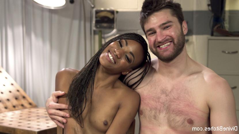15P Chica negra clava a un chico bisexual sumiso mientras le da mamada