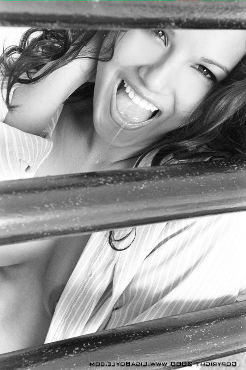 16P L'irrésistible MILF Sunny Leone taquine avec ses seins moyens et joue avec la bave.