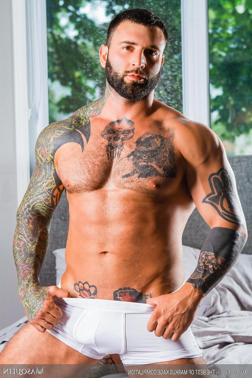 14P Gay bodybuilder Markus Kage shows off his big dick and gets analized