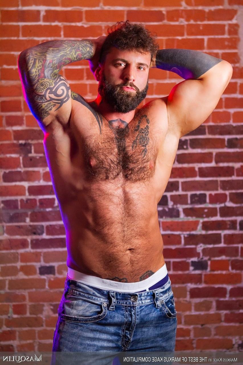 14P Gay bodybuilder Markus Kage shows off his big dick and gets analized