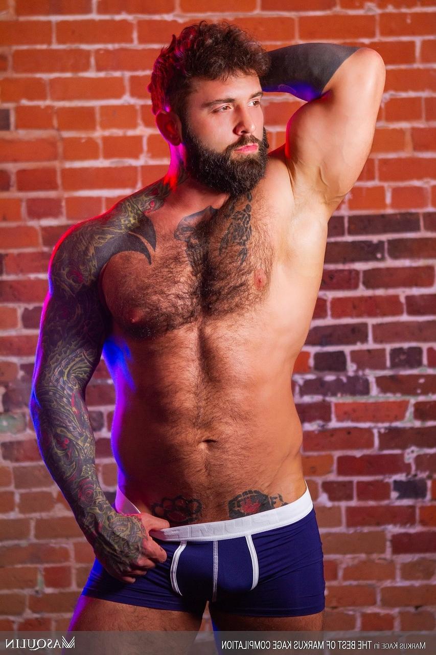 14P Gay bodybuilder Markus Kage shows off his big dick and gets analized
