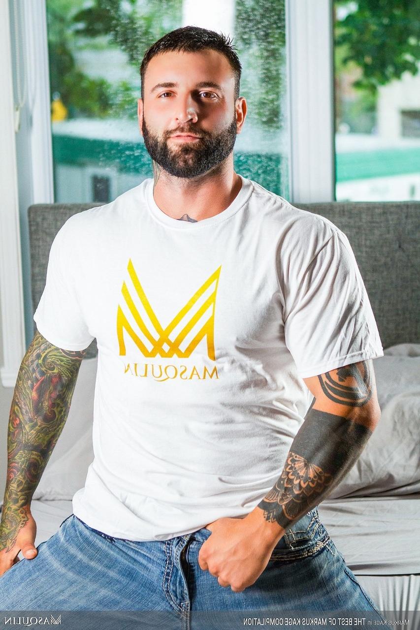 14P Gay bodybuilder Markus Kage shows off his big dick and gets analized