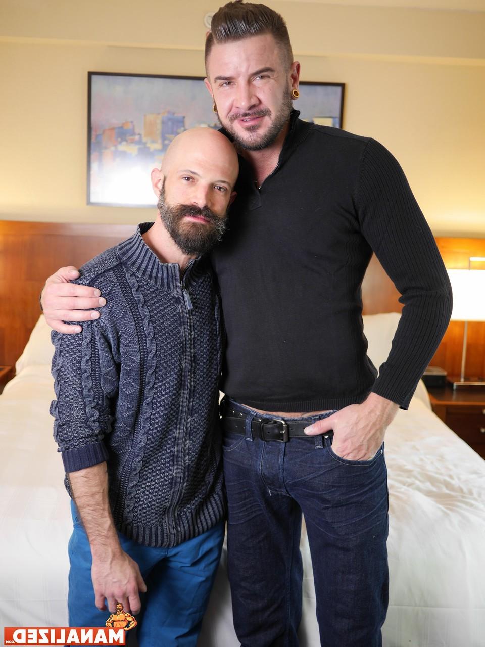20P Hombres gays colgados se chupan la gran polla y tienen sexo anal estilo perrito