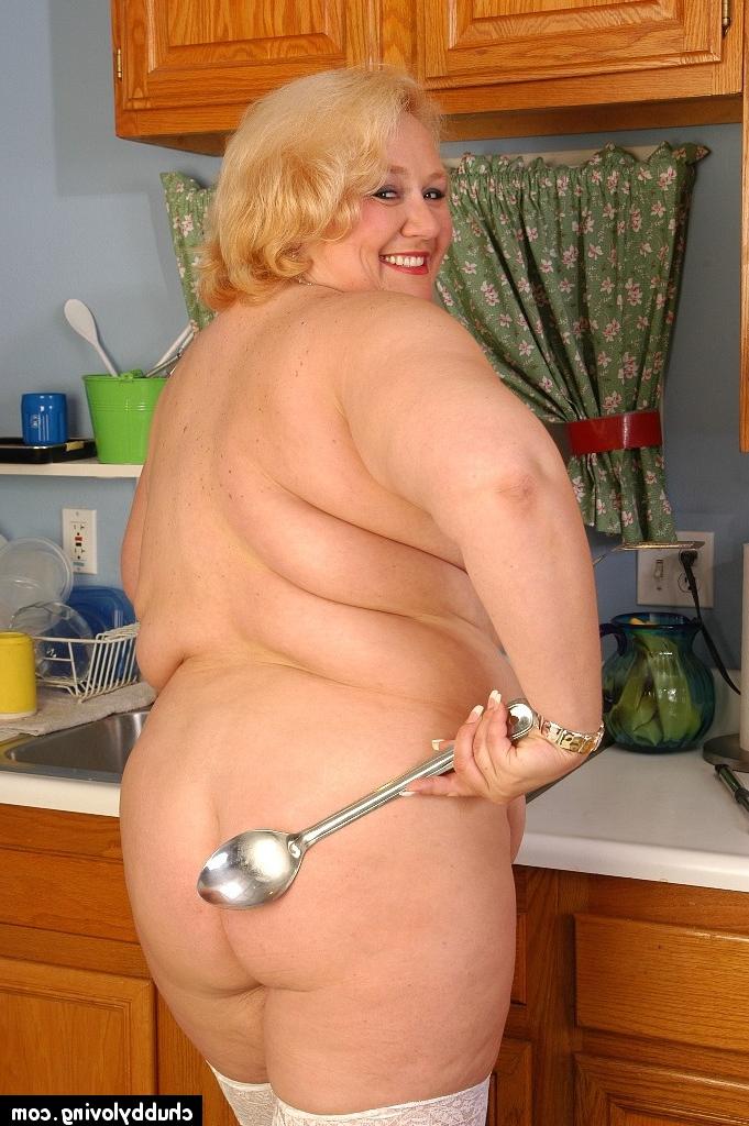 16P Loira BBW Britany expondo buceta madura raspada e clitóris na cozinha