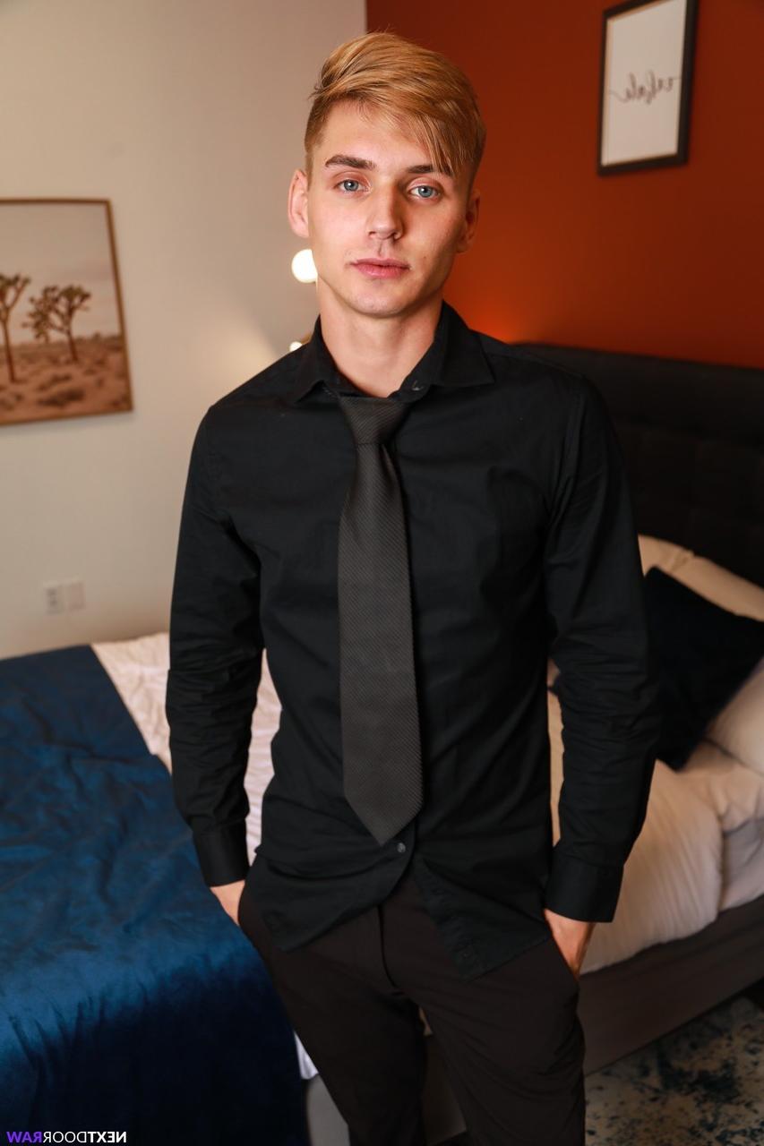 20P Los gays Masyn Thorne y Ashton Silvers se chupan la polla y tienen sexo anal
