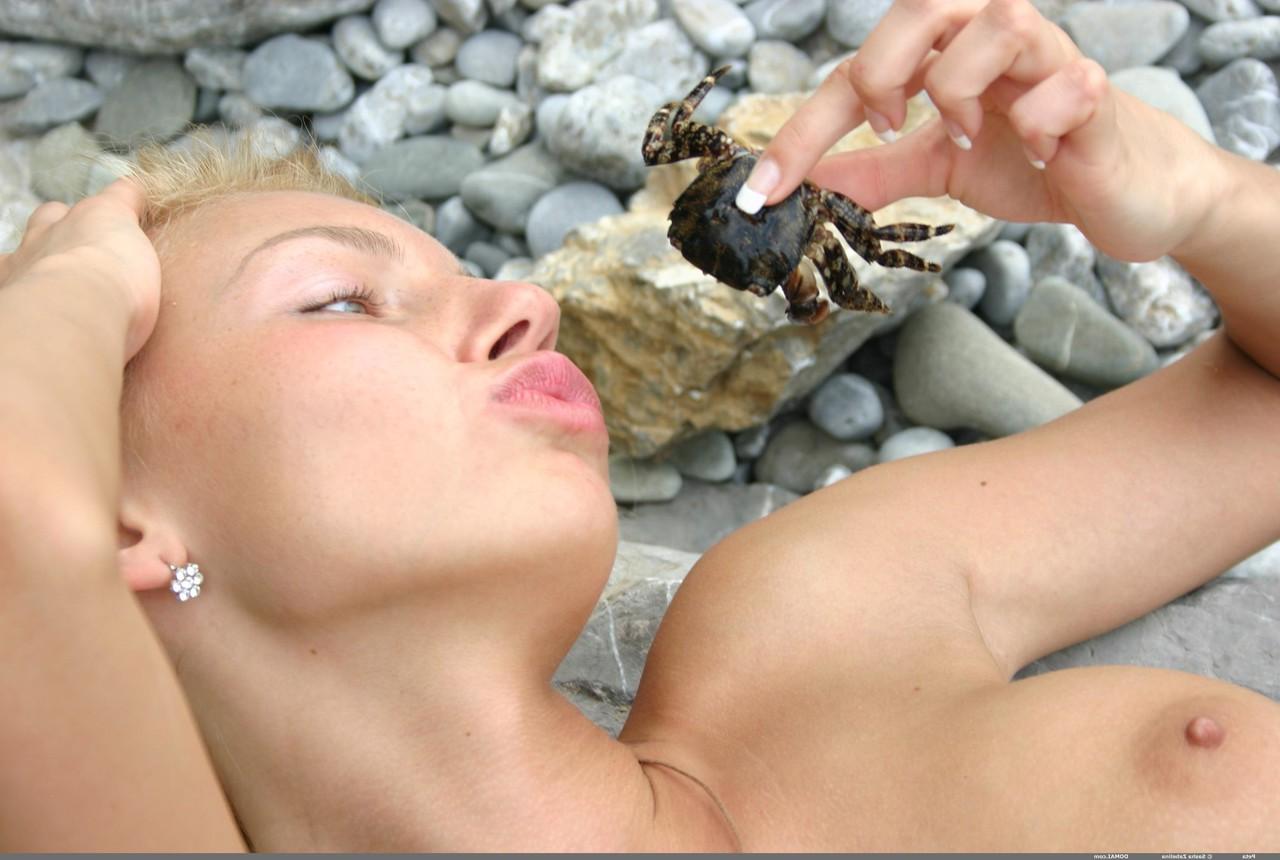 20P La blonde glamour Peta dévoile ses gros seins, son cul et sa chatte dans la nature.