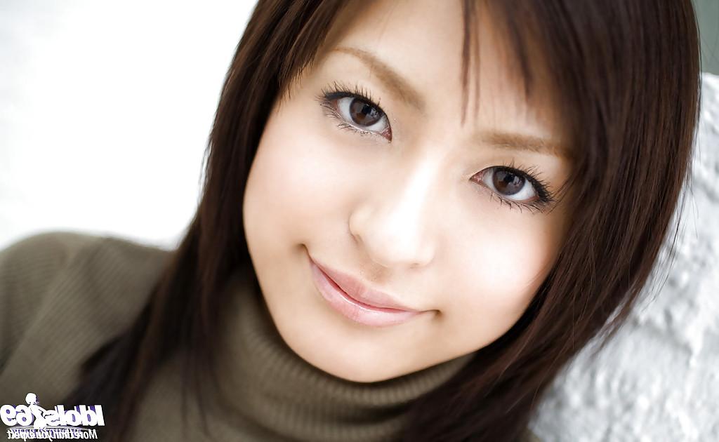 15P Impresionante asiática misaki mori descubriendo sus tetas y su coño peludo