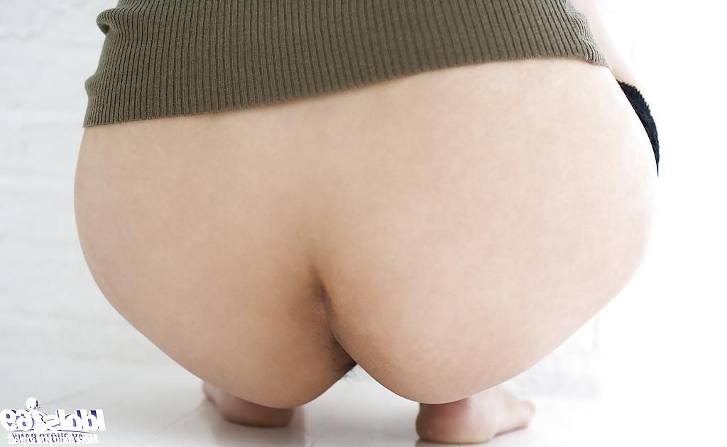 15P Impresionante asiática misaki mori descubriendo sus tetas y su coño peludo
