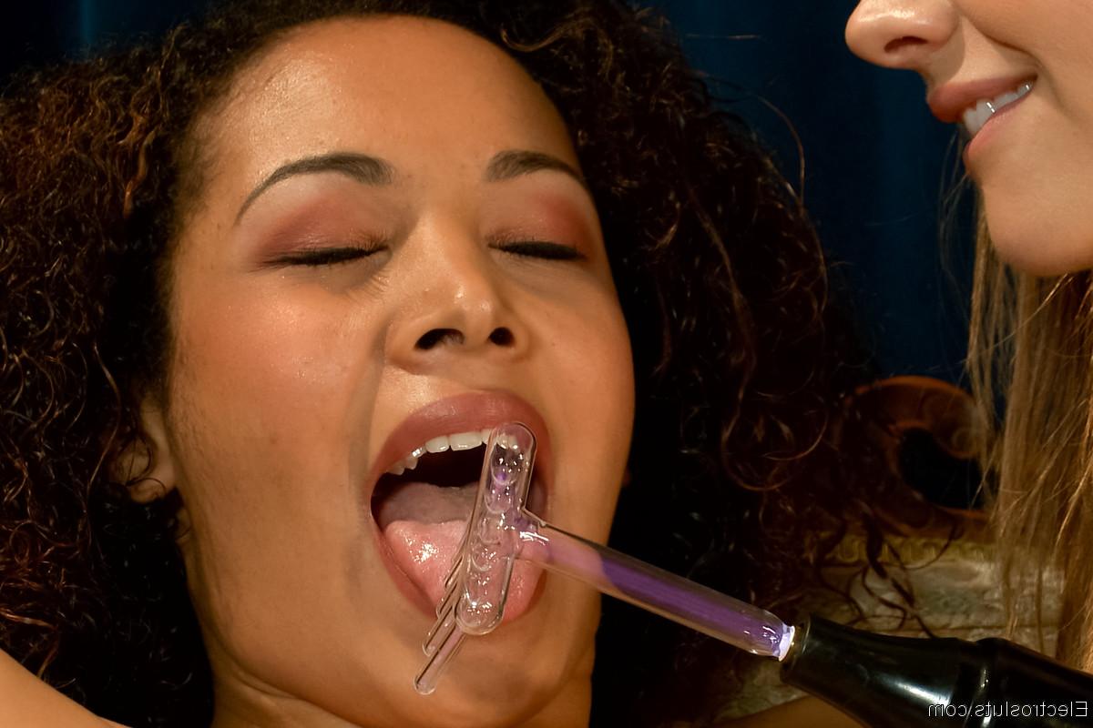 20P MILF Chanel Preston und das Ebenholzbaby Serena Ali zeigen ihre großen Titten, bevor sie spielen