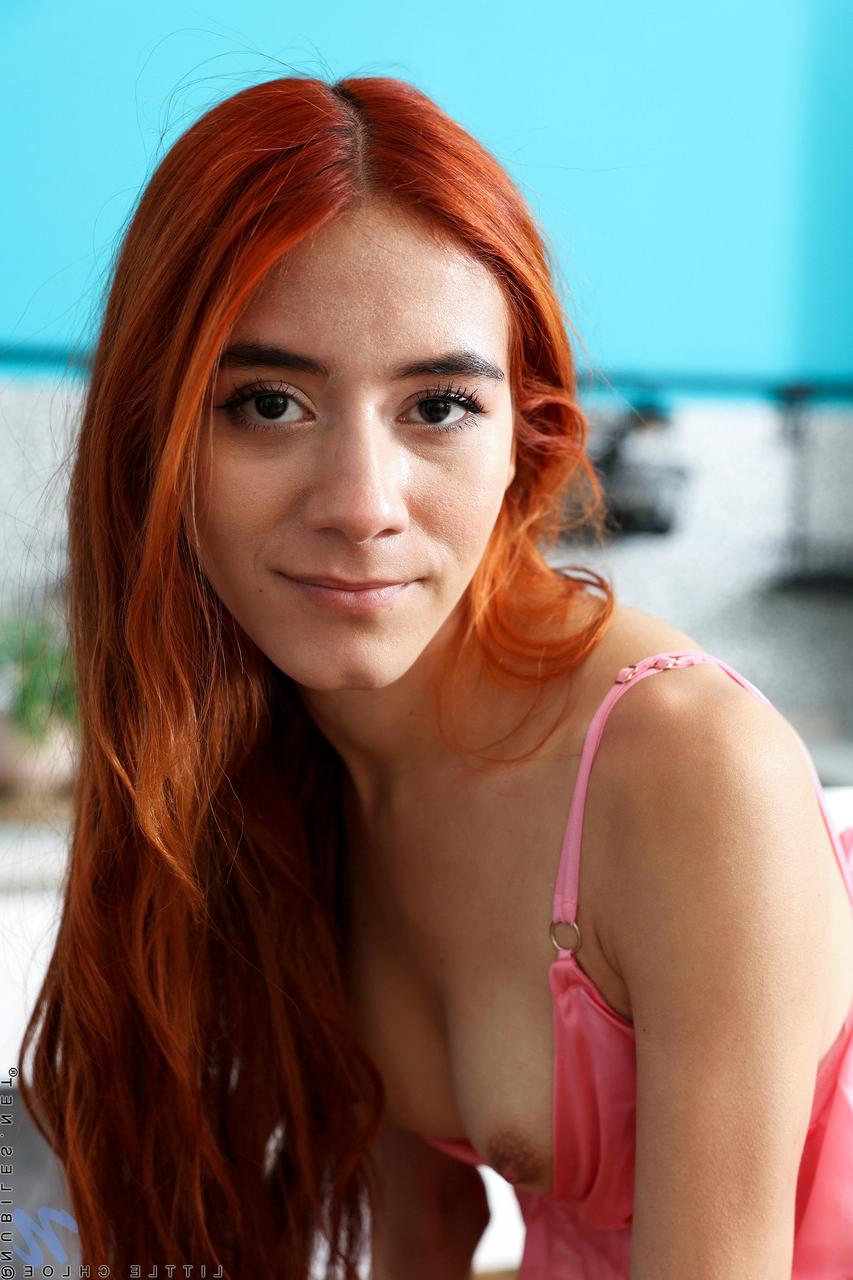 20P A adolescente sexy Little Chloe expõe sua figura esguia e buracos saborosos para foder