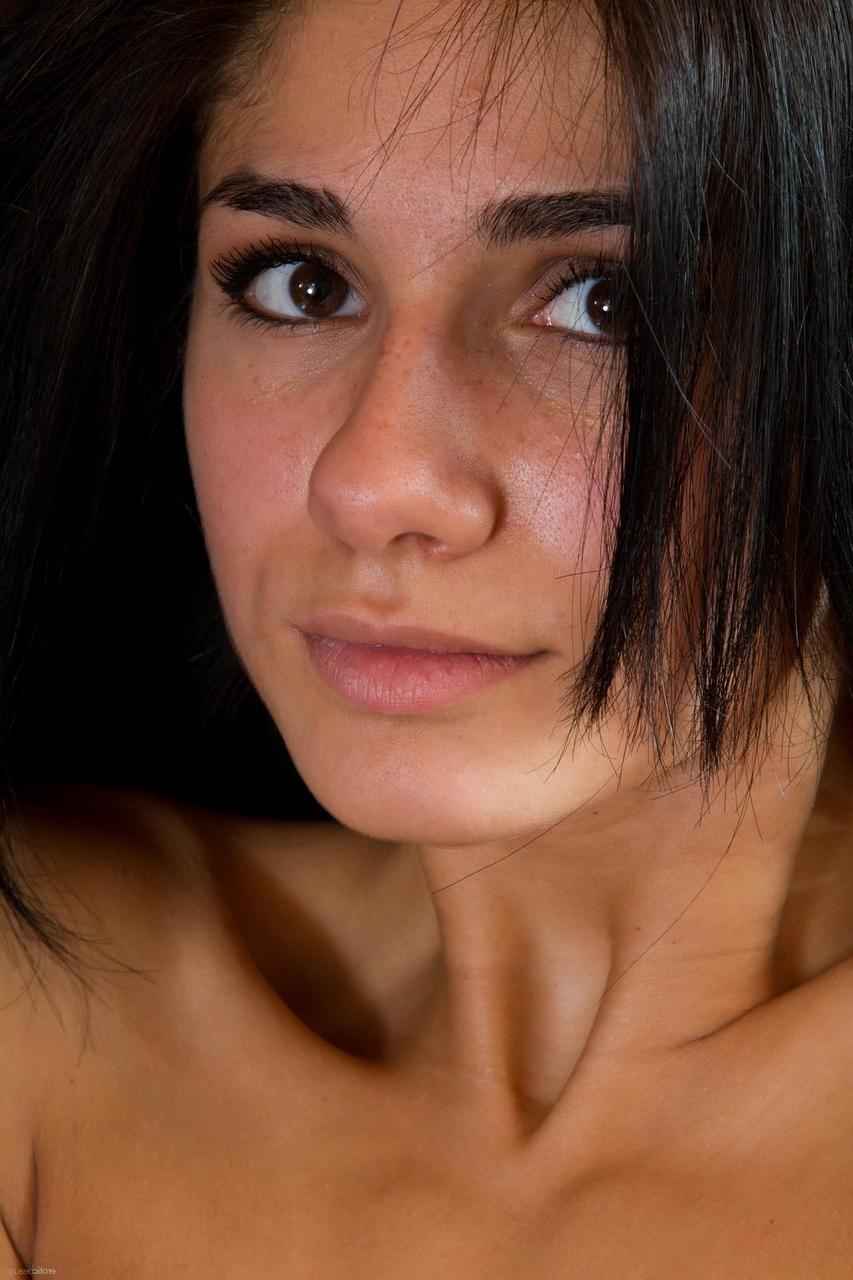 20P Petite morena gata Malina A mostra seus seios pequenos e doces e sua bunda gostosa