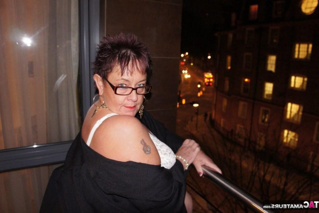 20P Une BBW plus âgée, Warm Sweet Honey, libère ses gros seins dans une culotte et une culotte.