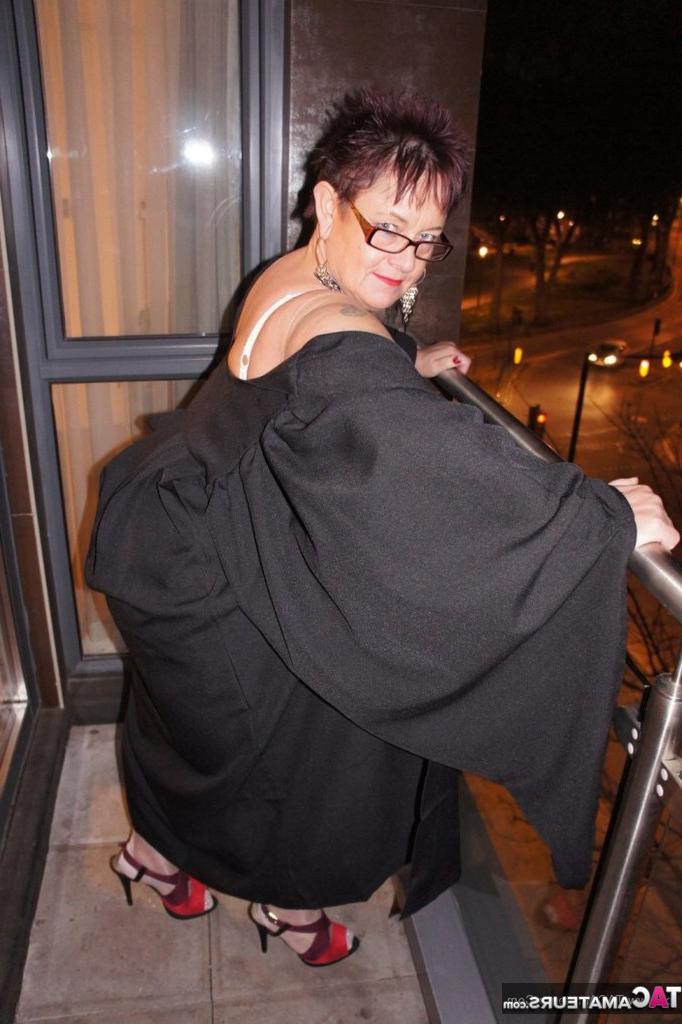 20P Une BBW plus âgée, Warm Sweet Honey, libère ses gros seins dans une culotte et une culotte.