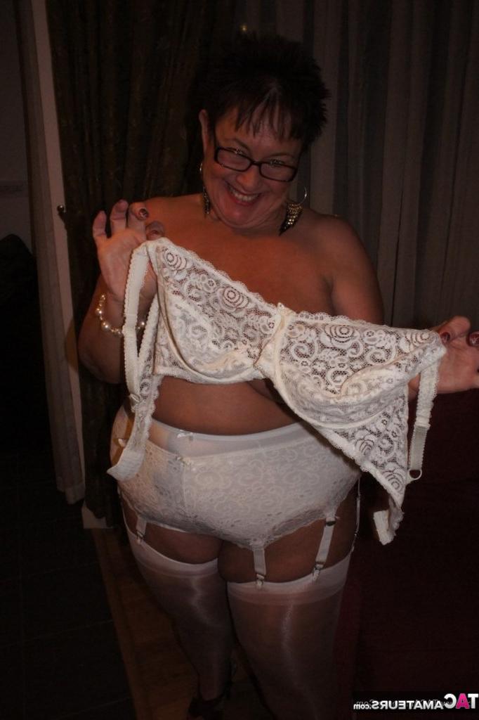 20P Une BBW plus âgée, Warm Sweet Honey, libère ses gros seins dans une culotte et une culotte.
