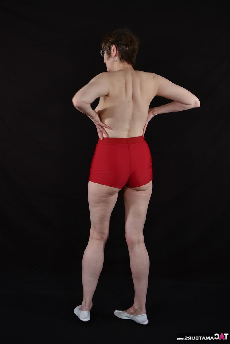 16P Mulher amadora Hotmilf faz topless enquanto usa shorts de spandex vermelhos