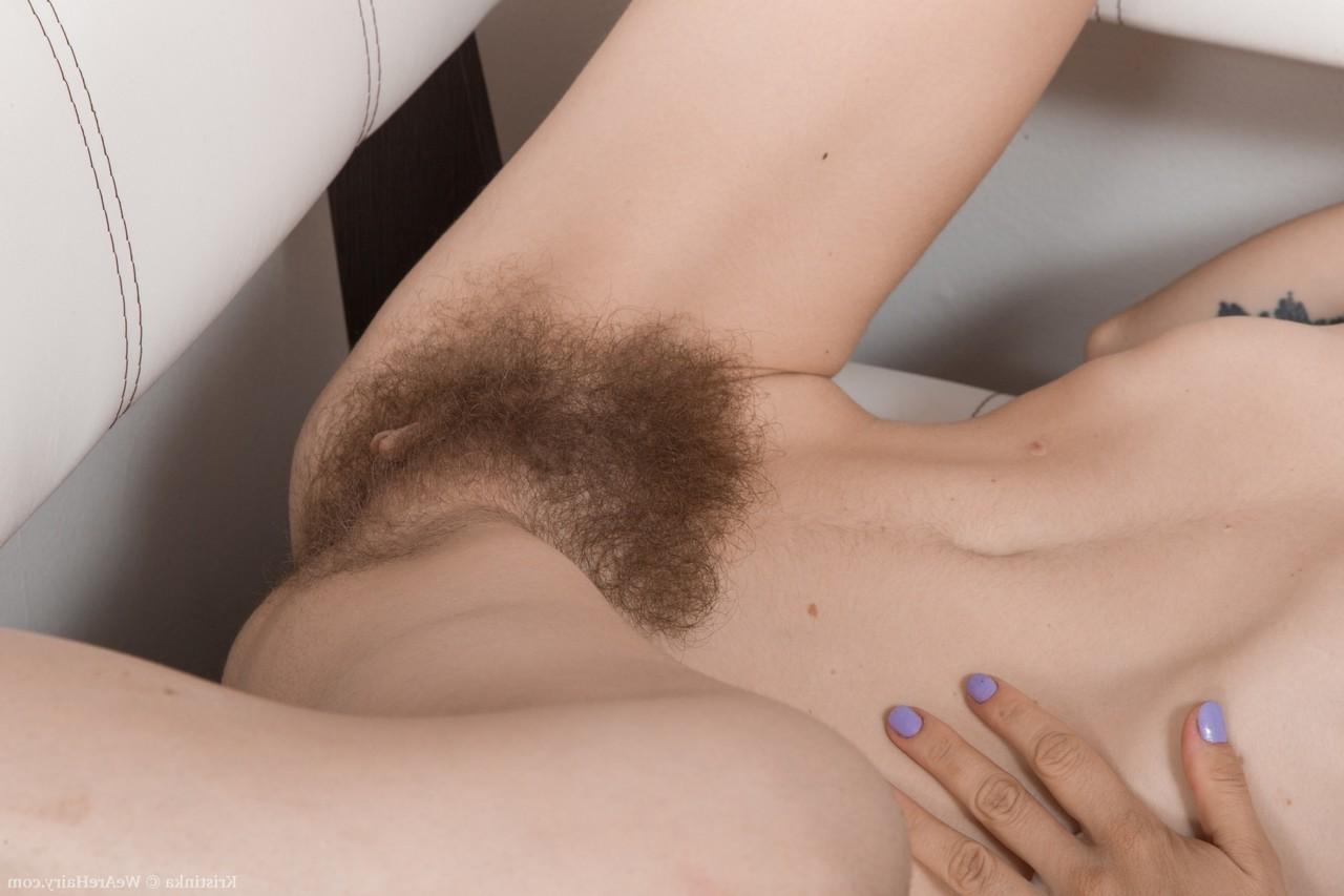 17P Der atemberaubende blonde Teenager mit den kleinen Titten Kristinka zieht sich nackt aus und zeigt ihren Muff