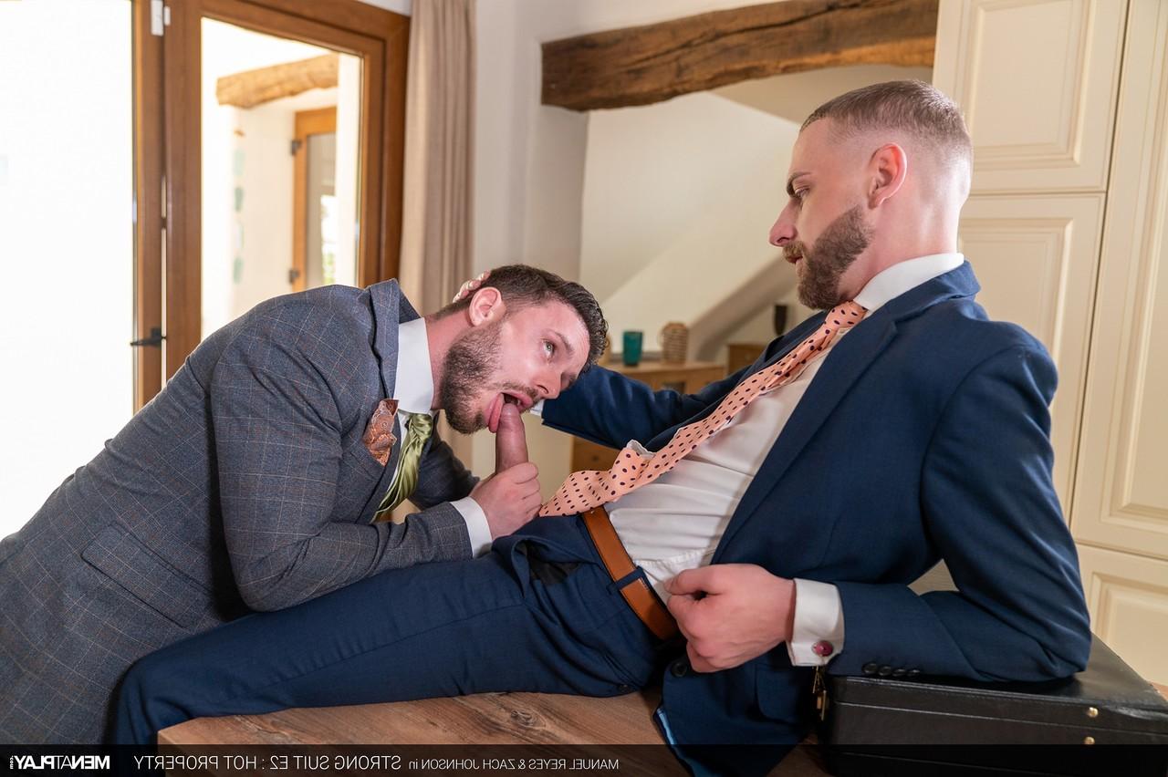 20P Empresários gays excêntricos Manuel Reyes e Zac Johnson fazendo sexo doggystyle