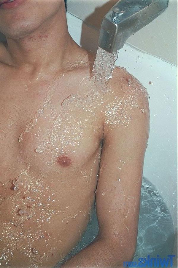 20P Exotic twink Rhanni doffs his towel and toys his anus and jerks his cock