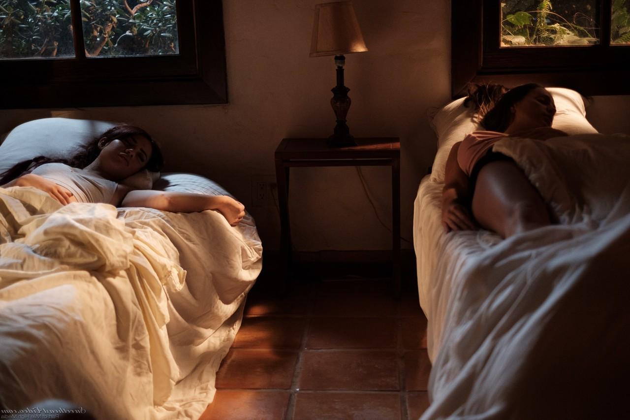 17P Apasionada lesbiana abigail mac y adolescente Sabina Rouge en acción de tijera caliente