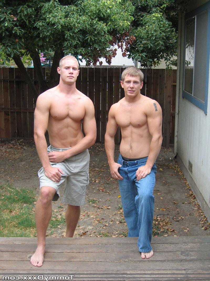 20P Los gays musculosos tommy d y nick se desnudan y posan desnudos en un sofá