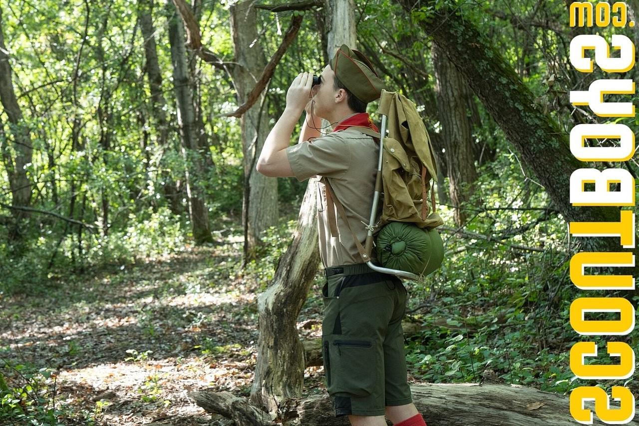 20P Scoutmaster Wolf disfruta del sexo anal estilo perrito con un jovencito en el bosque