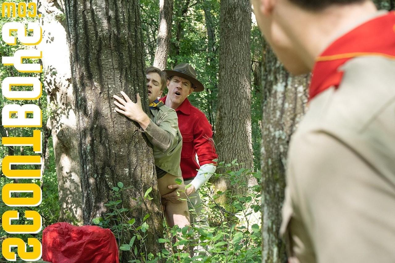 20P Scoutmaster Wolf disfruta del sexo anal estilo perrito con un jovencito en el bosque